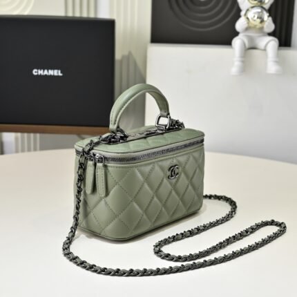 Vanity Case with Chain